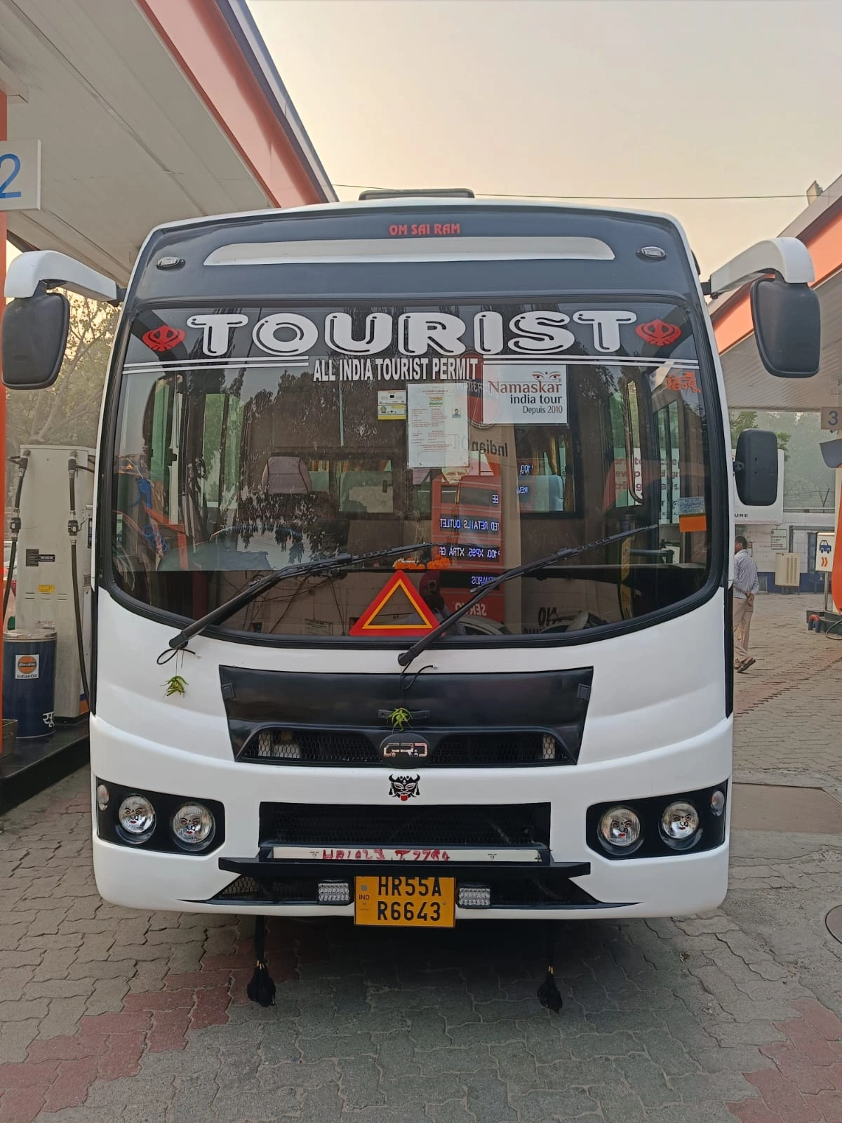 27 SEATER MINI BUS ON RENT